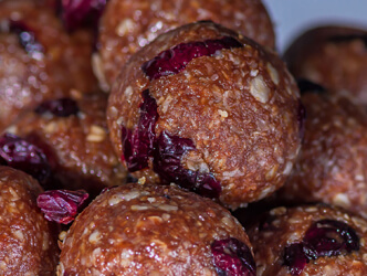 Oatmeal bite balls made with oats, coconut flakes, peanut butter, flax seeds, chocolate chips, maple syrup and vanilla extract